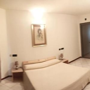 Camera grande con letto king size